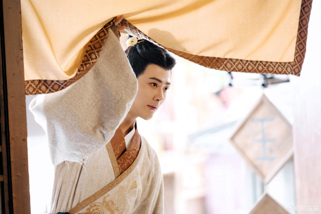 Обои картинки фото the prisoner of beauty, кино фильмы, -unknown , другое, парень, наряд, шторы