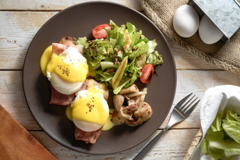 Картинка еда Яичные+блюда салат бекон овощи пашот яйца