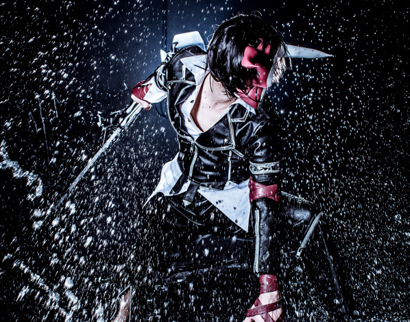 Обои картинки фото hero warz, разное, cosplay , косплей, hero, warz, парень, дождь, оружие, игра, маска