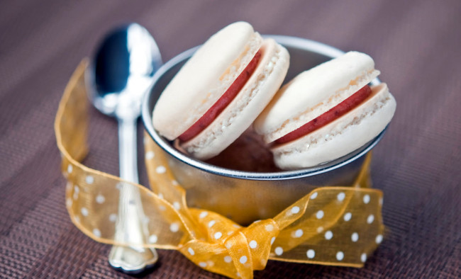 Обои картинки фото еда, макаруны, лента, бант, лакомство