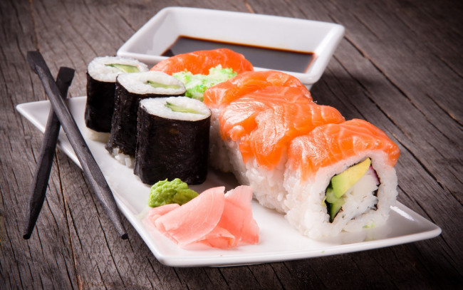 Обои картинки фото еда, рыба,  морепродукты,  суши,  роллы, палочки, соус, соевый, имбирь