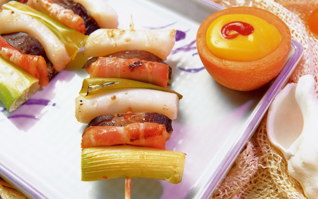Обои картинки фото еда, шашлык,  барбекю, шпажки, поднос, соус