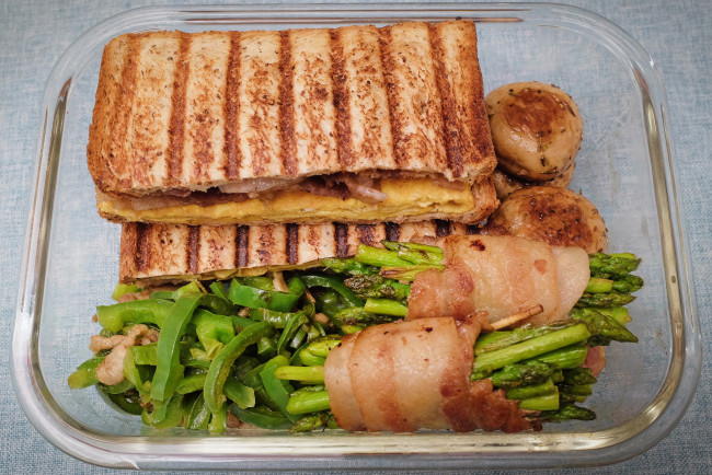 Обои картинки фото еда, мясные блюда, грибы, зелень, мясо