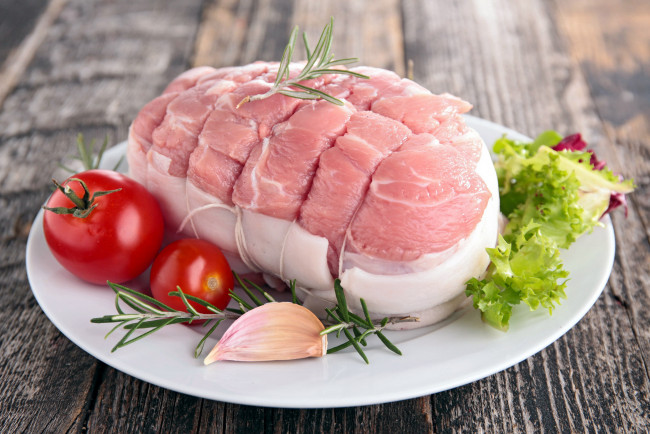 Обои картинки фото еда, мясные блюда, свинина, чеснок, розмарин, помидоры, зелень, томаты