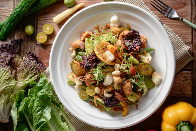 Обои картинки фото еда, салаты,  закуски, хлеб, яичница, блюда, картофель, сосиски, кофе, ассорти, мясо