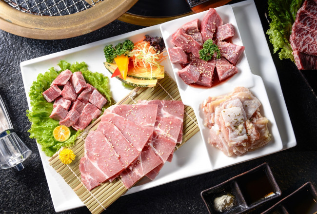 Обои картинки фото еда, мясные блюда, нарезка, мясо, овощи, кунжут