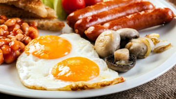 Картинка еда Яичные+блюда фасоль грибы сосиски шампиньоны яичница глазунья