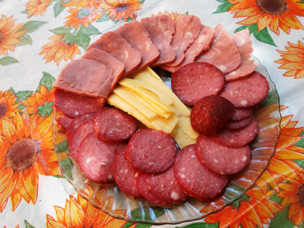 Обои картинки фото еда, колбасные изделия, колбаса, сыр