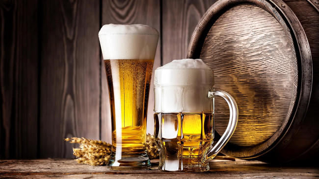 Обои картинки фото еда, напитки,  пиво, пиво, бочонок, пена, бокалы