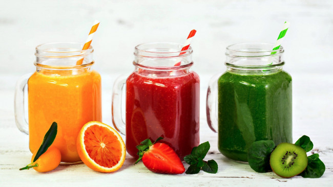 Обои картинки фото еда, напитки,  сок, сок, киви, апельсин, клубника