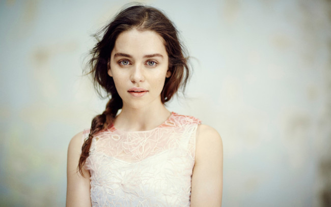 Обои картинки фото девушки, emilia clarke, коса, актриса, шатенка, кружево