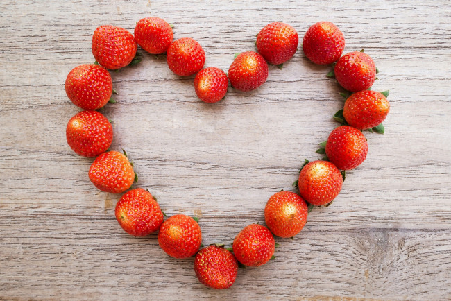 Обои картинки фото еда, клубника,  земляника, сердечко, ягоды