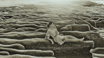 Картинка календари компьютерный+дизайн сидеть женщина природа 2019 calendar девушка камень