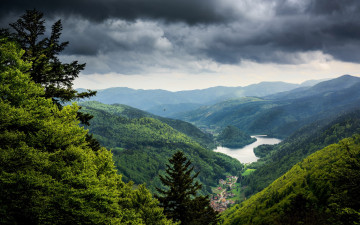 Картинка природа горы деревня лес озеро тучи