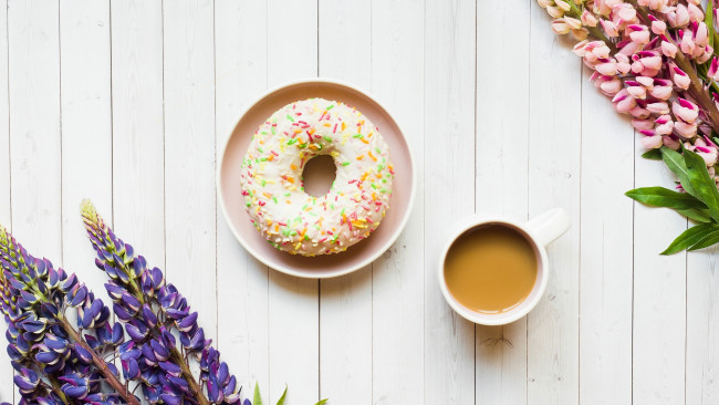 Обои картинки фото еда, хлеб,  выпечка, люпин, кофе, пончик