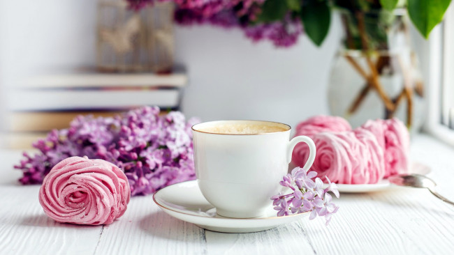 Обои картинки фото еда, кофе,  кофейные зёрна, пирожные, сирень