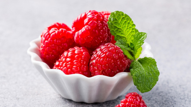 Обои картинки фото еда, малина, мята