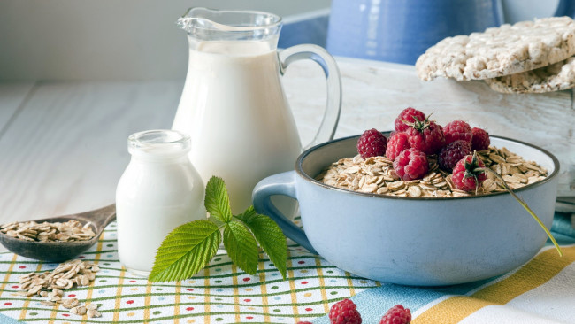 Обои картинки фото еда, мюсли,  хлопья, малина, молоко, хлопья