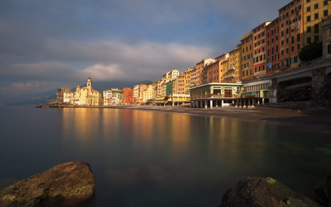 Обои картинки фото camogli,  italy, города, амальфийское и лигурийское побережье , италия, генуя, лигурия, утро, пляж, восход, солнца, средиземное, море, камольи, побережье