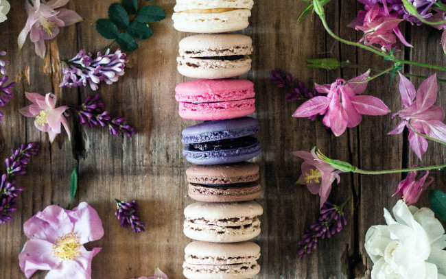 Обои картинки фото еда, макаруны, сирень, аквилегия, лакомство