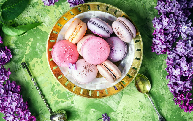 Обои картинки фото еда, макаруны, сирень, ассорти, печенье, лакомство