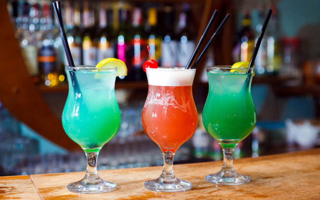 Обои картинки фото еда, напитки,  коктейль, лимон, ассорти, коктейли