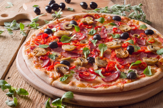 Обои картинки фото еда, пицца, грибы, салями, перец