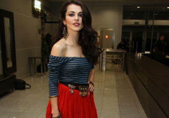 Картинка музыка сати+казанова певица шатенка топ юбка пояс