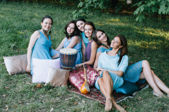 Картинка девушки -+группа+девушек подруги девишник позы улыбки