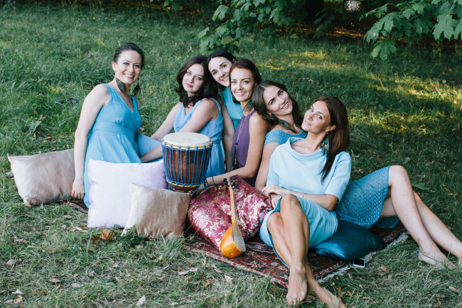 Обои картинки фото девушки, - группа девушек, подруги, девишник, позы, улыбки