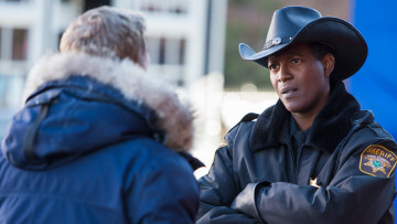 Картинка кино+фильмы resident+alien+ сериал шериф пришелец разговор