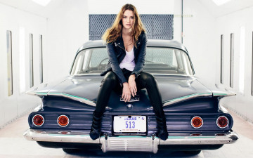 Картинка девушки sam+perry шатенка куртка штаны машина