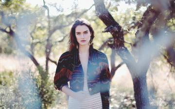 Картинка девушки sam+perry шатенка жакет платье деревья