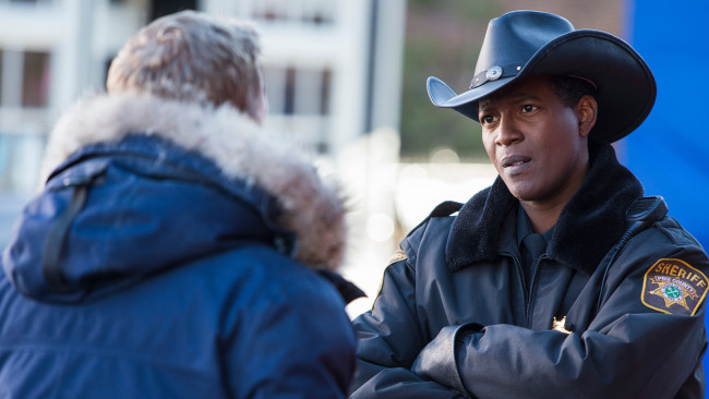 Обои картинки фото кино фильмы, resident alien , сериал, шериф, пришелец, разговор