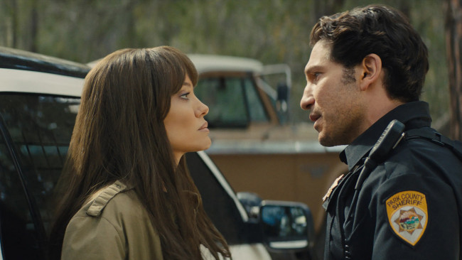 Обои картинки фото those who wish me dead  ,  2021 , кино фильмы, those who wish me dead, боевик, триллер, драма, те, кто, желает, мне, смерти, кадры, из, фильма, angelina, jolie, jon, bernthal