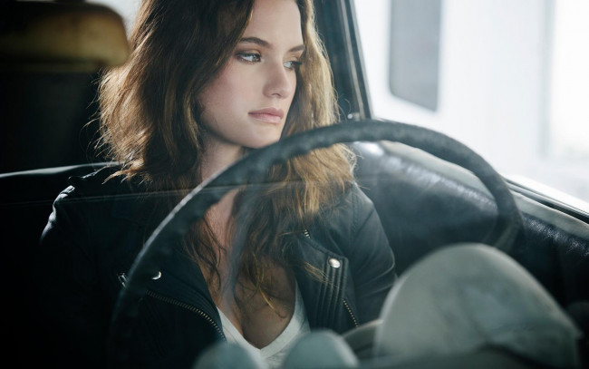 Обои картинки фото девушки, sam perry, шатенка, лицо, курта, руль, машина