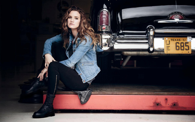 Обои картинки фото девушки, sam perry, шатенка, жакет, штаны, ботинки, машина