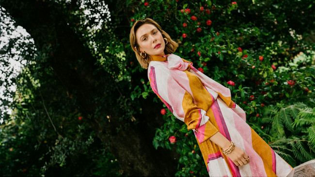 Обои картинки фото девушки, elizabeth olsen, cтиль, девушка, актриса, элизабет, олсен, красные, цветы, зеленые, листья, платье, чейз