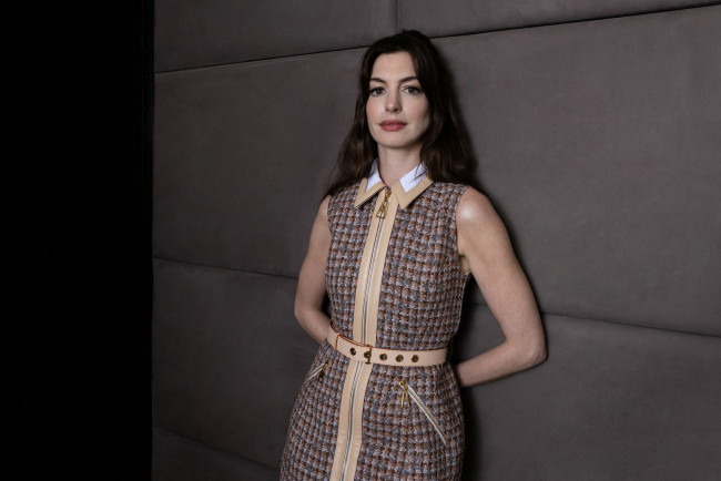 Обои картинки фото anne hathaway 2022  kimberley garner, девушки, anne hathaway, энн, жаклин, хэтэуэй, актриса, певица, kimberley, garner, фотосессия, знаменитости