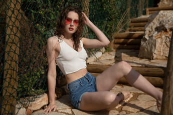 обоя девушка - girl, девушки, - брюнетки,  шатенки, девушка, женщина, шатенка, темноволосая, сексуальная, модель, звезда, позирует, разная, обувь, верхняя, стильная, одежда, нижнее, эротическое, бельё, трусы, лифчик, колготки, чулки, аксессуары, макияж, и, множество, элементов, на, фотографии