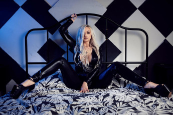 Картинка kylie+jones девушки девушка женщина блондинка светловолосая сексуальная модель звезда позирует разная обувь верхняя стильная одежда нижнее эротическое бельё трусы лифчик колготки чулки аксессуары макияж и множество элементов на фотографии