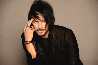 Картинка мужчины -unsort брюнет поза кольца