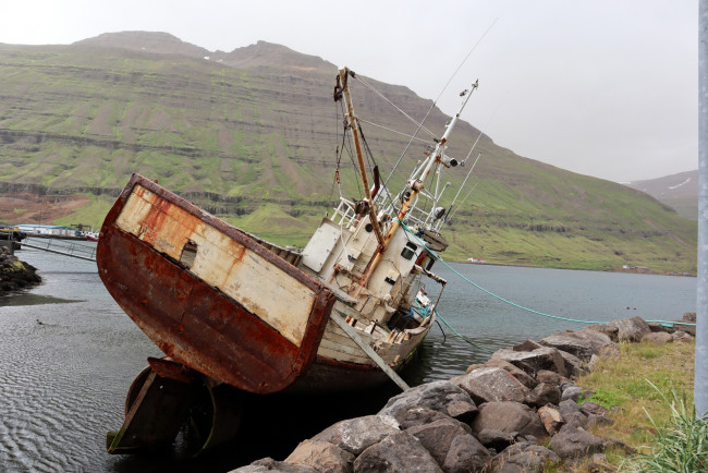 Обои картинки фото корабли, траулеры,  сейнеры,  плавбазы, траулер, заброшенный, ржавый