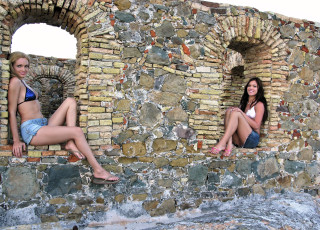 Картинка prinzzess+sahara+&+alyssa+reece девушки prinzzess+sahara+ felicity+jade развалины подруги