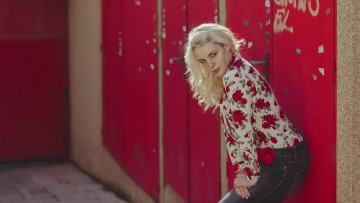 Картинка девушки -+блондинки +светловолосые блондинки женщины вeснушки жeнщины на улице в городе модели смотрят зрителя