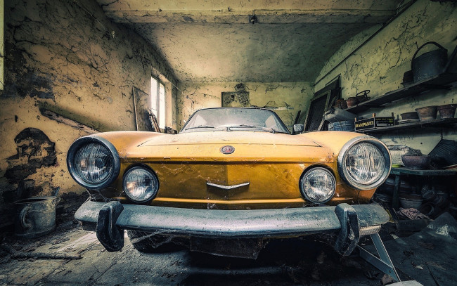 Обои картинки фото рисованное, авто, мото, машина, желтая, граж, хлам