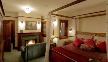 Картинка интерьер спальня камин кровать