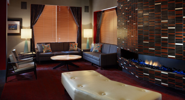 Обои картинки фото интерьер, гостиная, кресло, жалюзи, диван, камин, стол