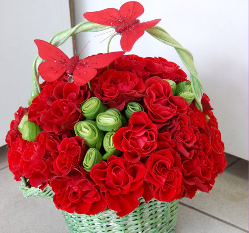 Обои картинки фото цветы, букеты, композиции, бабочки, розы, корзина