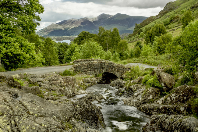 Обои картинки фото ashness, bridge, england, природа, реки, озера, lake, district, англия, мост, речка, горы, дорога, камни, деревья
